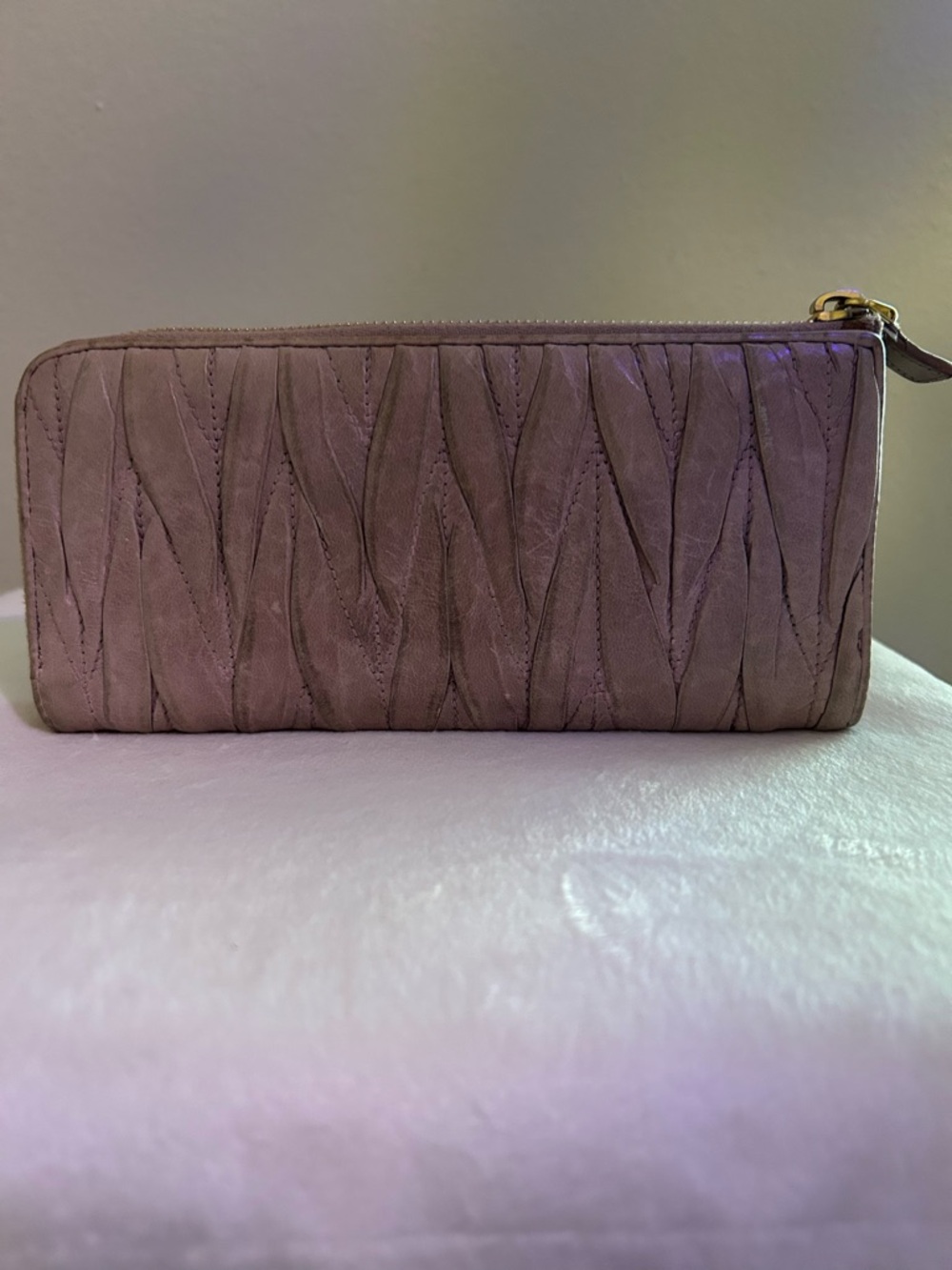 Miu Miu Dusty Rose Matelassé Leather Zip Wallet with Gold Logo - Picture 5 of 5
